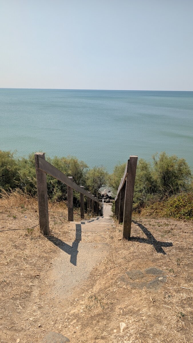 Escalier descendant vers la mer