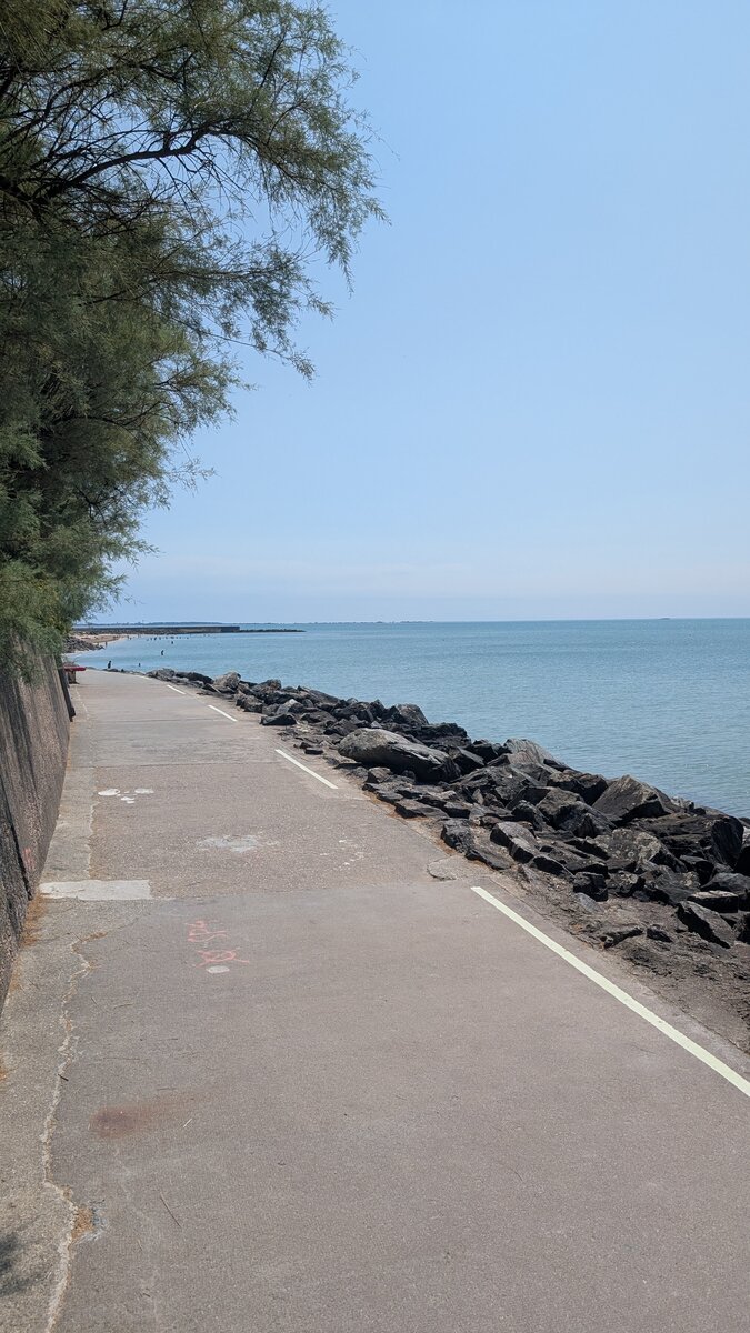 Promenade longeant la mer et les rochers
