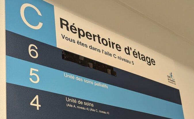 Panneau de l'hôpital indiquant l'Unité des soins palliatifs au niveau 5