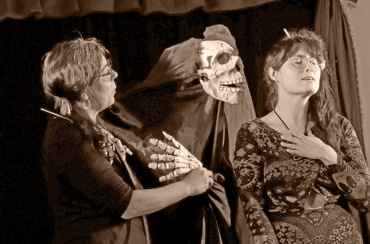 La Mort plane vers Mylène, main sur le cœur