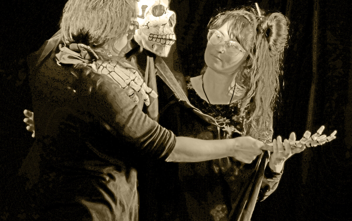 Mylène et la Mort dansent ensemble, en sépia