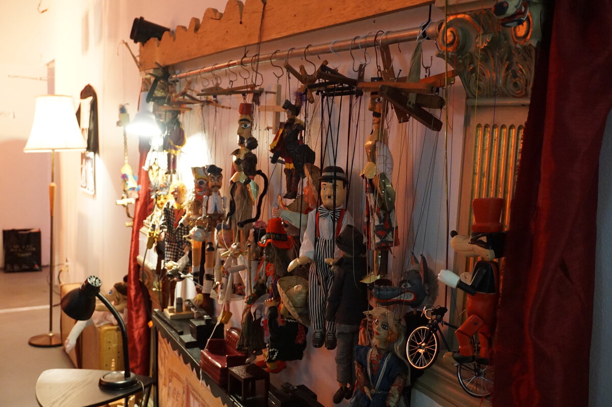 Collection de marionnettes exposées au Fol'art Fest
