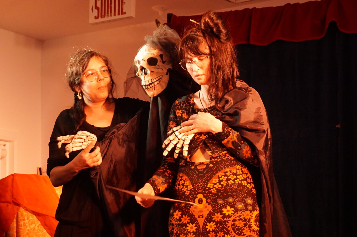 La Mort posée sur Mylène Chevreul pendant la performance