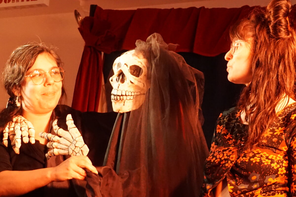 La Mort plane entre Ludivine Caussan et Mylène Chevreul sur scène