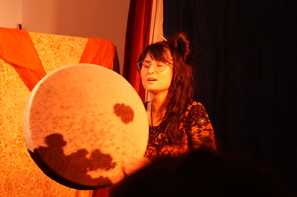 Mylène Chevreul jouant du tambour sur scène au Fol'art Fest