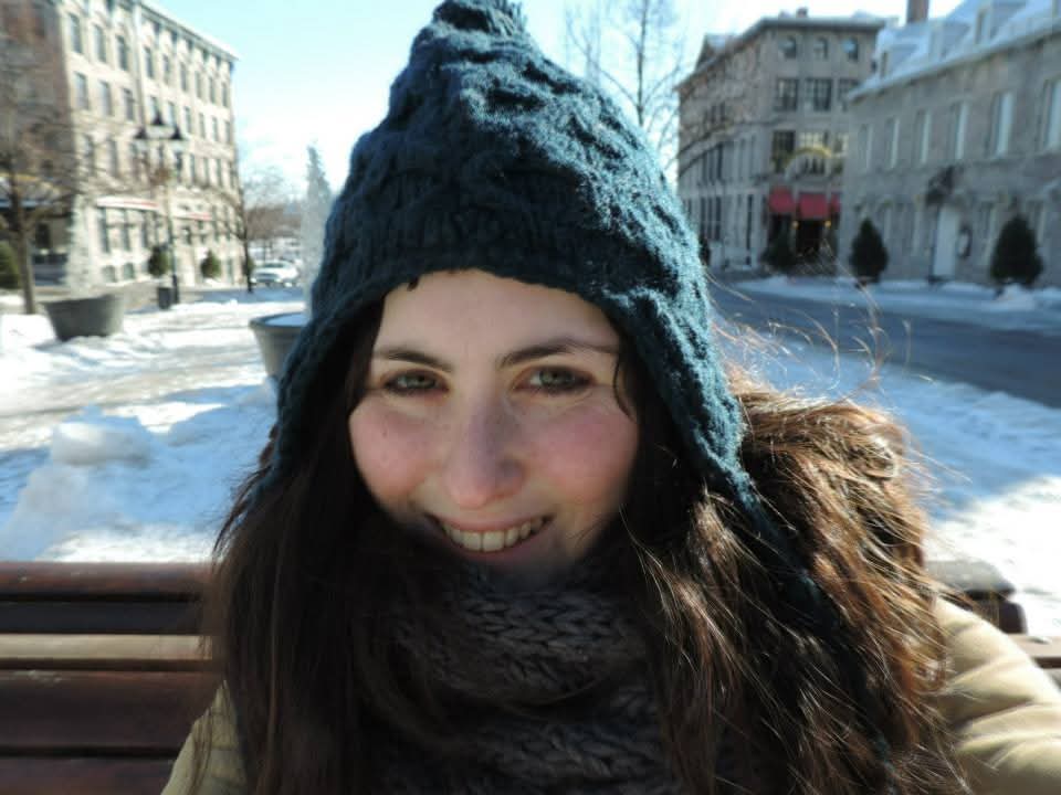 Mylène à Montréal en hiver, souriante