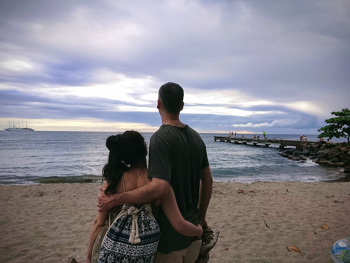Couple de dos regardant la mer des Caraïbes