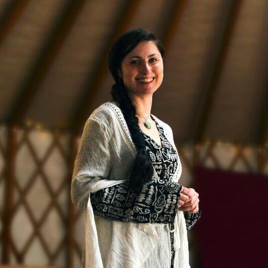 Mylène Chevreul, thanadoula, portrait souriant dans une yourte