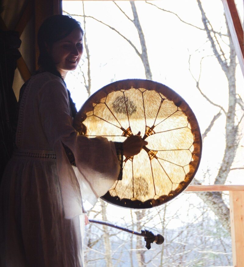 Mylène Chevreul, thanadoula avec son tambour